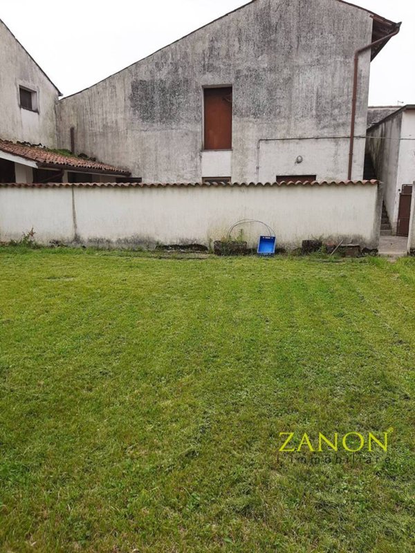 locale di sgombero in vendita a Capriva del Friuli