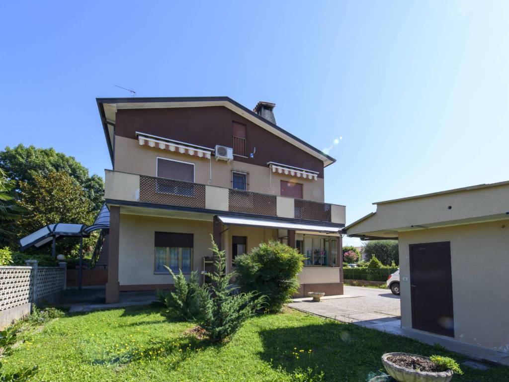 casa indipendente in vendita a Capriva del Friuli in zona Spessa