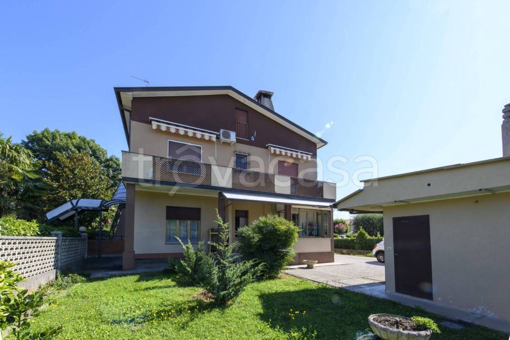 casa indipendente in vendita a Capriva del Friuli in zona Spessa
