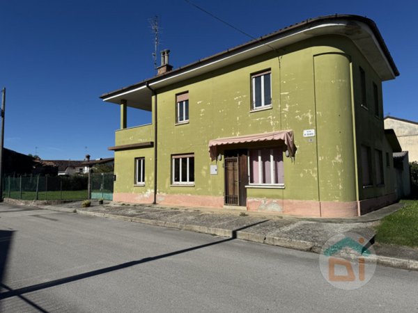 casa indipendente in vendita a Capriva del Friuli