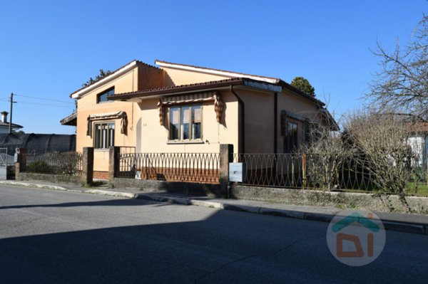 casa indipendente in vendita a Capriva del Friuli