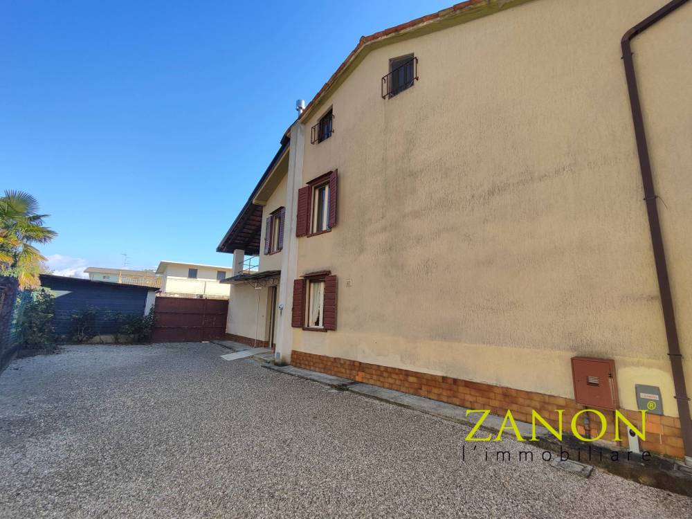 casa indipendente in vendita a Capriva del Friuli