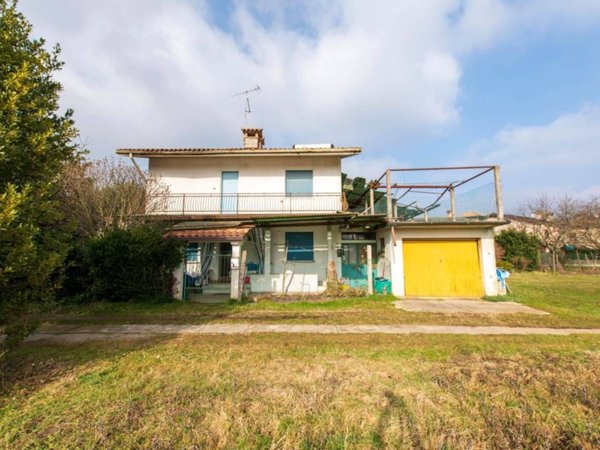 casa indipendente in vendita a Capriva del Friuli