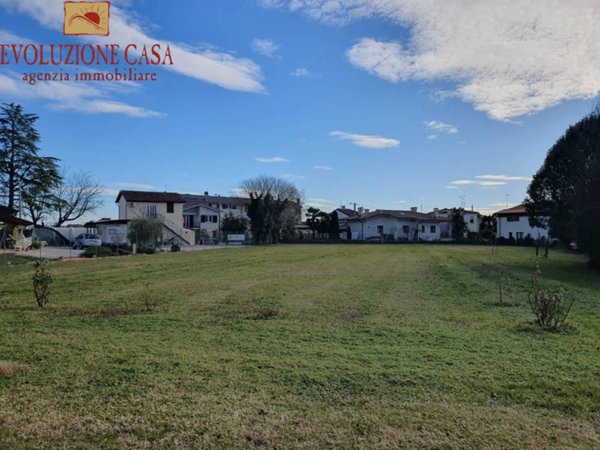 terreno edificabile in vendita a Capriva del Friuli