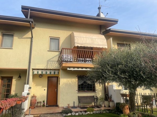 casa indipendente in vendita a Capriva del Friuli