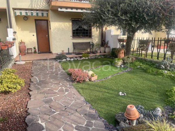 casa indipendente in vendita a Capriva del Friuli