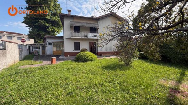 casa indipendente in vendita a Capriva del Friuli