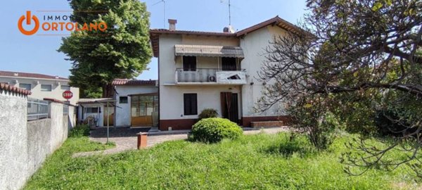 casa indipendente in vendita a Capriva del Friuli