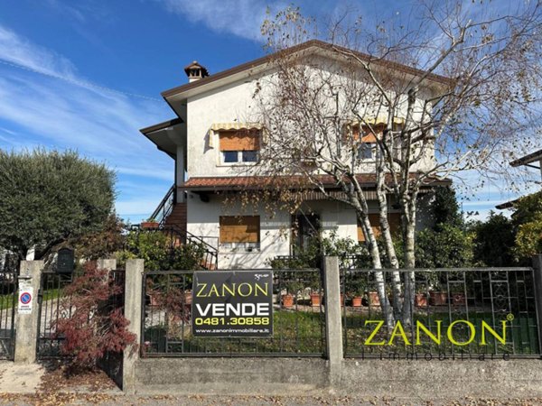 casa indipendente in vendita a Capriva del Friuli