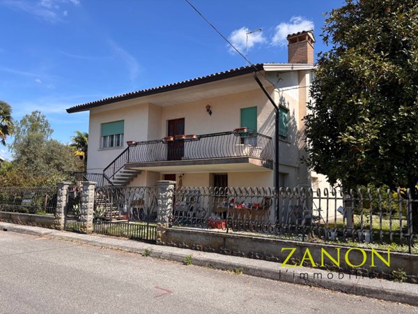 casa indipendente in vendita a Capriva del Friuli in zona Russiz di Sotto