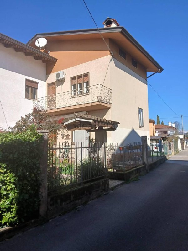 casa indipendente in vendita a Capriva del Friuli in zona Russiz di Sotto