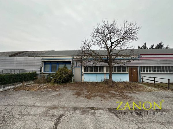 locale commerciale in vendita a Cormons
