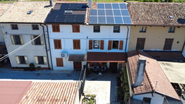 casa semindipendente in vendita a Cormons in zona Brazzano