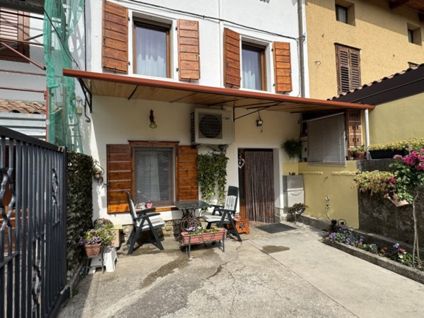 casa semindipendente in vendita a Cormons in zona Brazzano