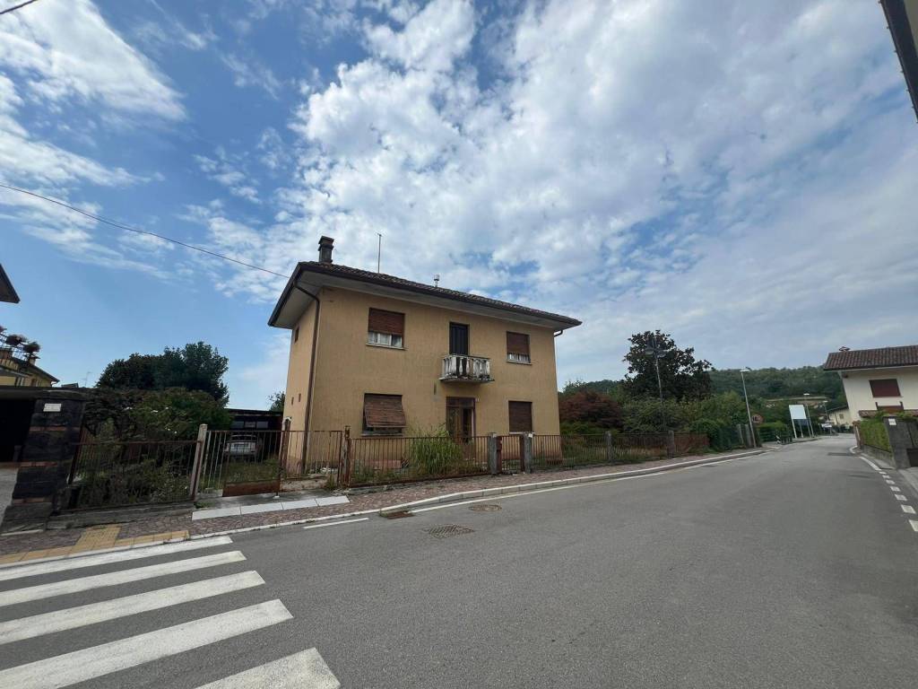 casa indipendente in vendita a Dolegna del Collio