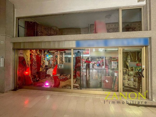 locale commerciale in vendita a Grado