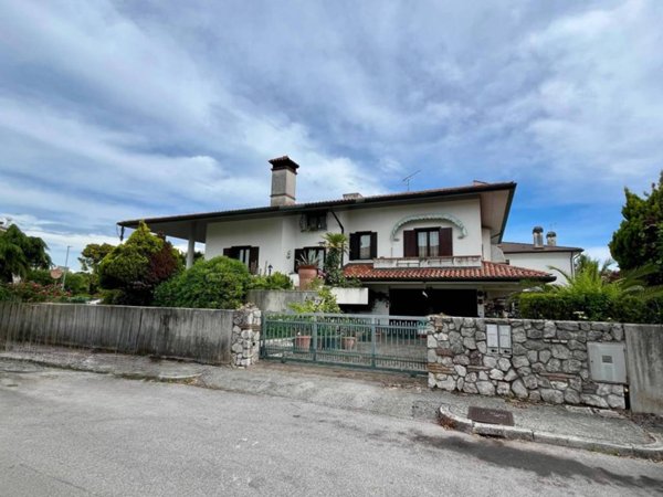 casa indipendente in vendita a Grado