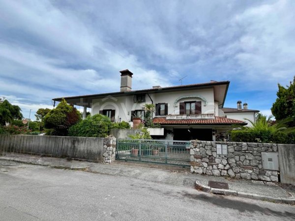 casa indipendente in vendita a Grado