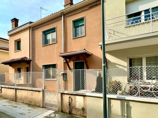 casa indipendente in vendita a Grado