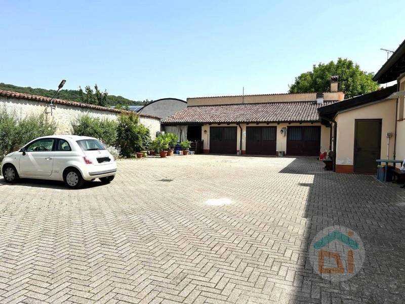 locale commerciale in vendita a Medea