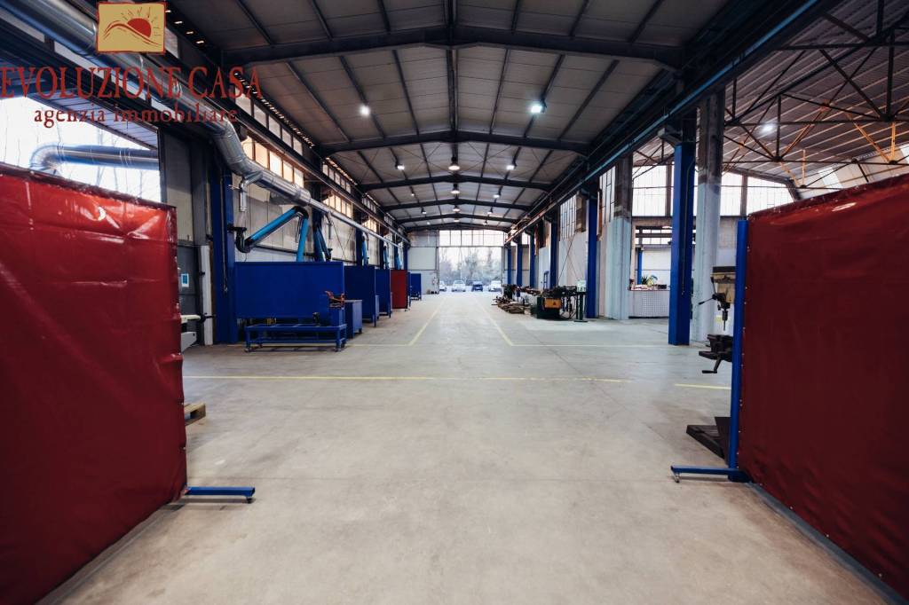 locale commerciale in vendita a Monfalcone in zona Bagni