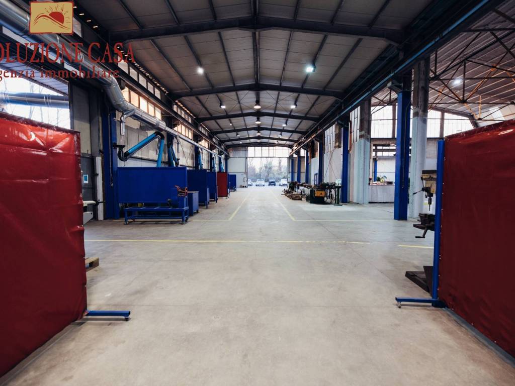 locale commerciale in vendita a Monfalcone in zona Bagni