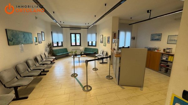 locale commerciale in vendita a Monfalcone in zona Bagni