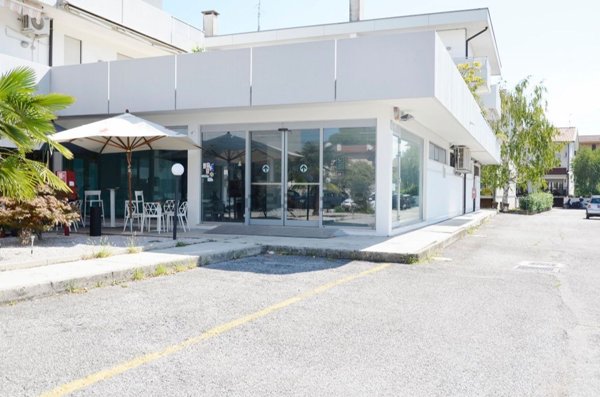 locale commerciale in vendita a Monfalcone in zona Bagni
