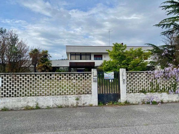 capannone in vendita a Monfalcone in zona Lisert