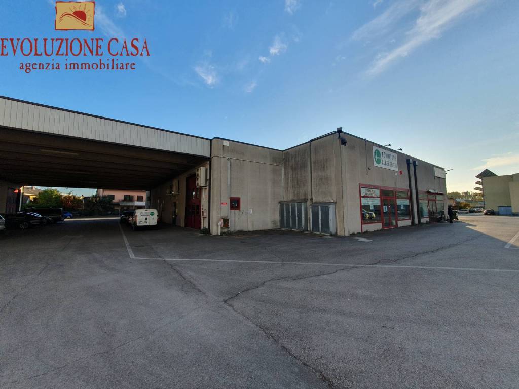 negozio in vendita a Monfalcone