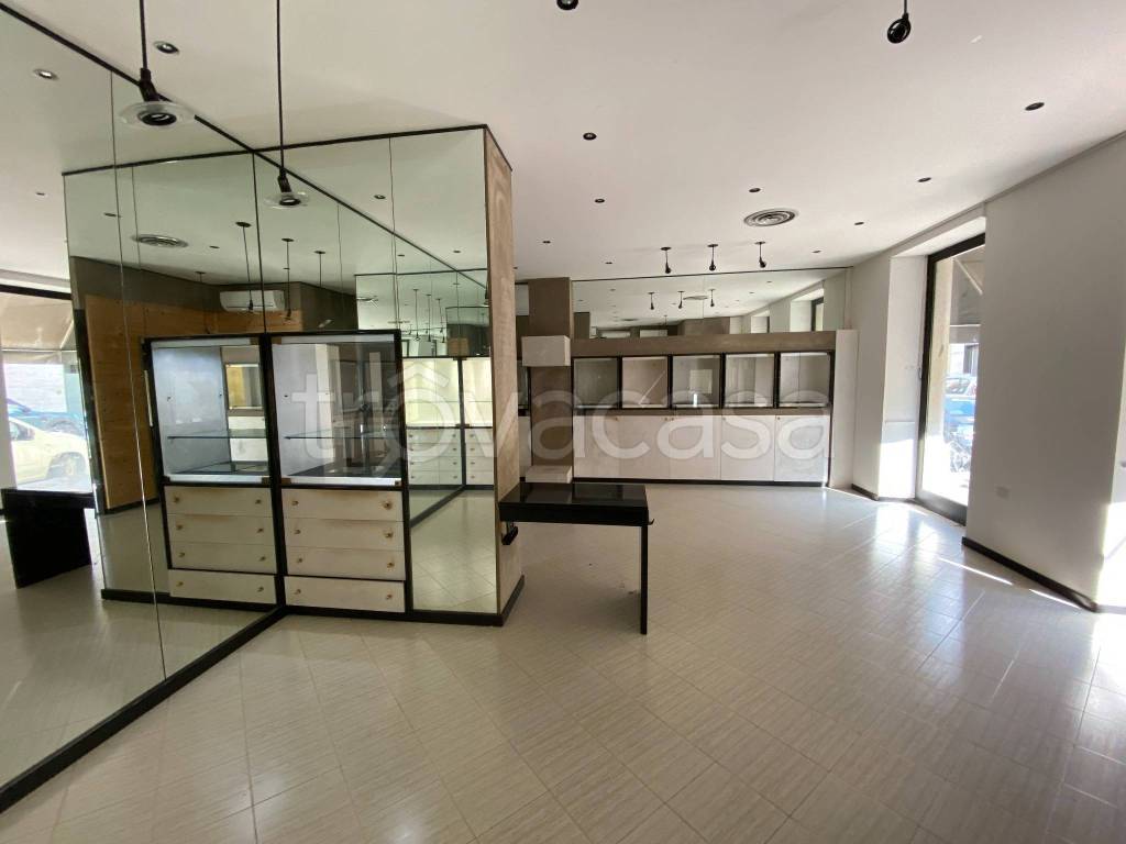 negozio in vendita a Monfalcone in zona Bagni