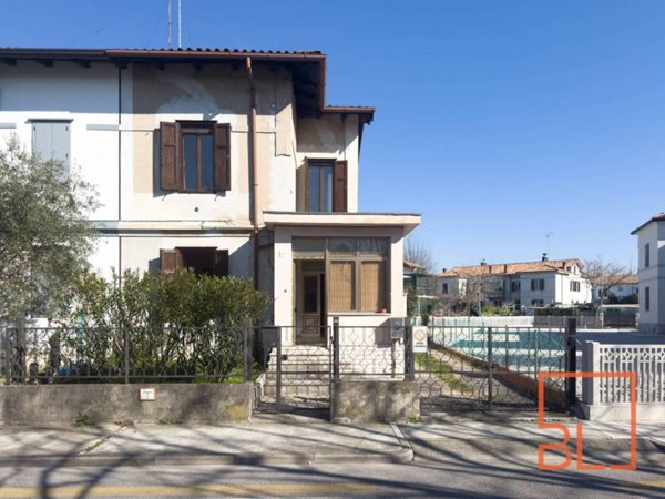 casa indipendente in vendita a Monfalcone in zona Panzano