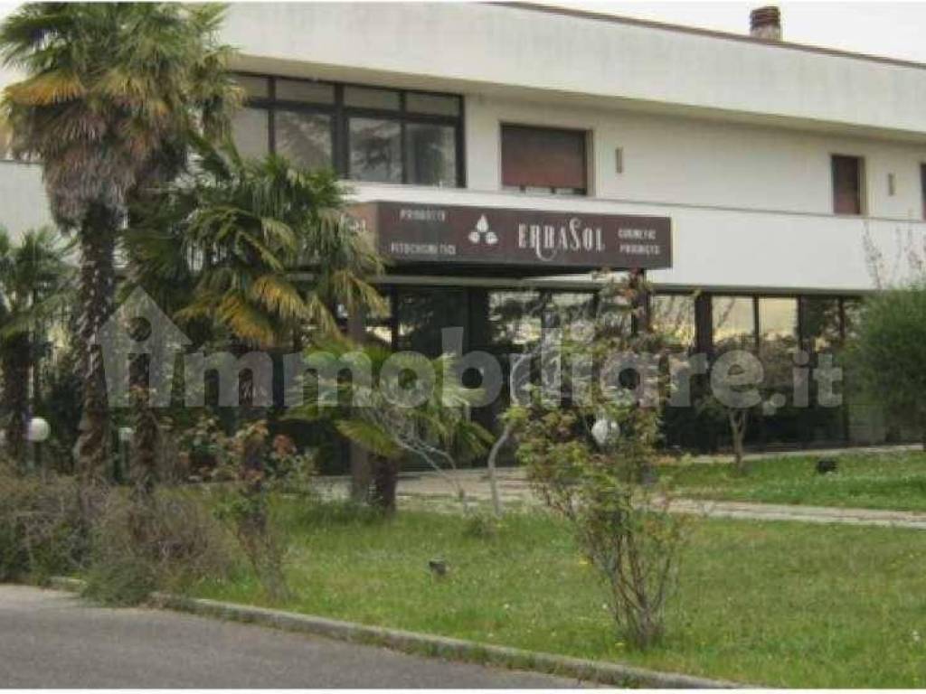 capannone in vendita a Monfalcone in zona Lisert