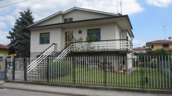 casa indipendente in vendita a Monfalcone in zona Aris