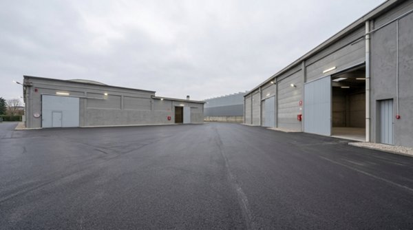 capannone in vendita a Monfalcone in zona Lisert