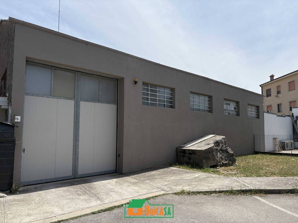 locale commerciale in vendita a Monfalcone in zona Aris