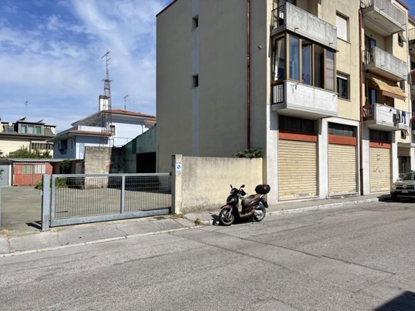 negozio in vendita a Monfalcone in zona Aris
