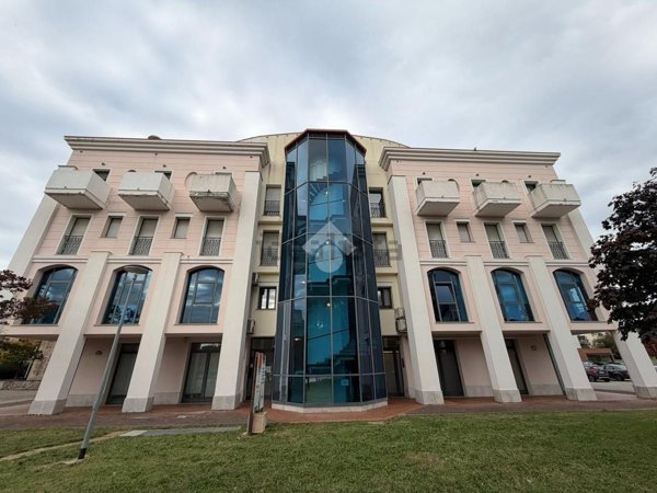 ufficio in vendita a Monfalcone in zona Aris