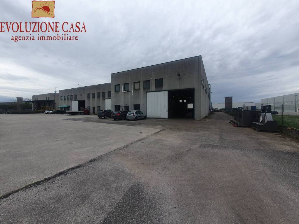 locale commerciale in vendita a Romans d'Isonzo