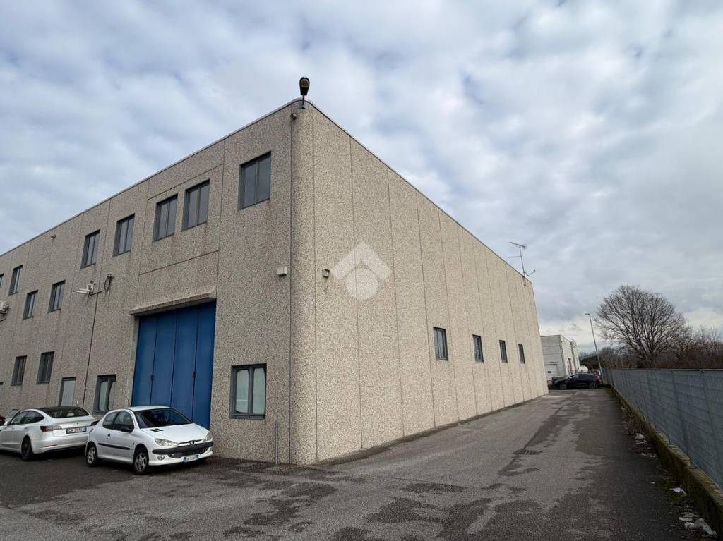 locale commerciale in vendita a Romans d'Isonzo