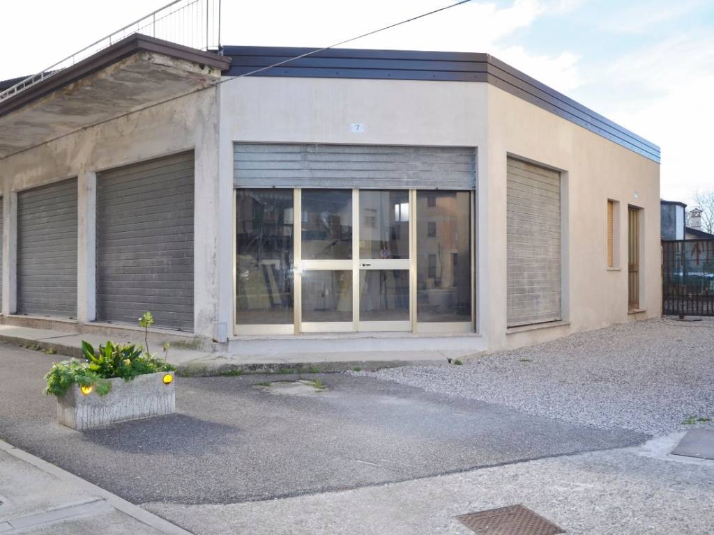 locale commerciale in vendita a San Canzian d'Isonzo