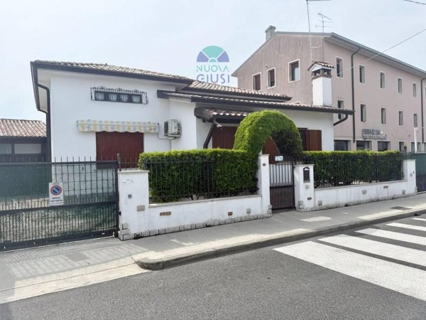 casa indipendente in vendita a Staranzano