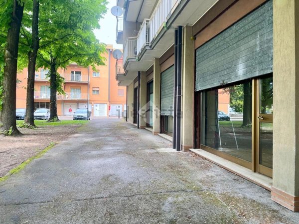 locale commerciale in vendita a Staranzano