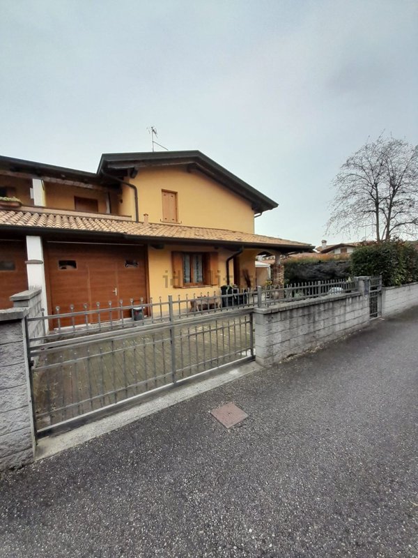 casa indipendente in vendita a Staranzano in zona Dobbia