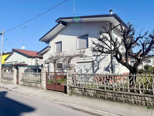 casa indipendente in vendita a Staranzano