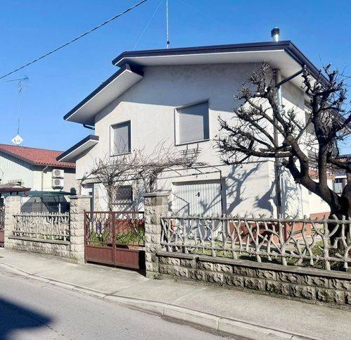 casa indipendente in vendita a Staranzano