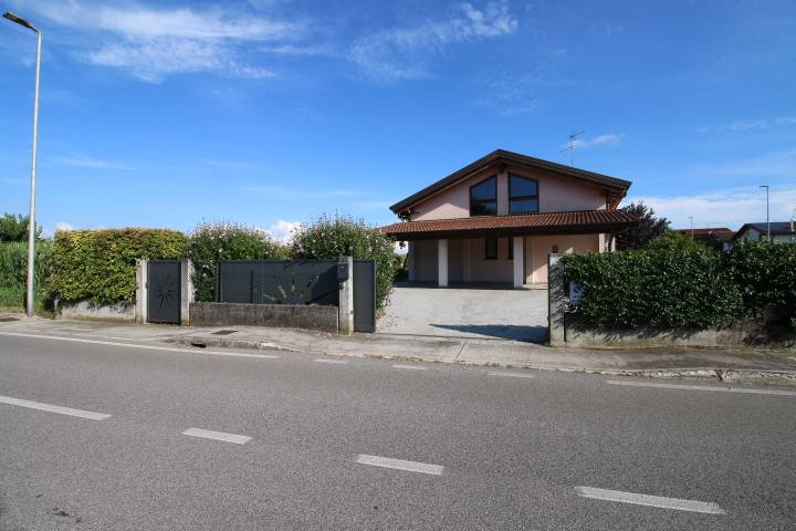 casa indipendente in vendita a Villesse