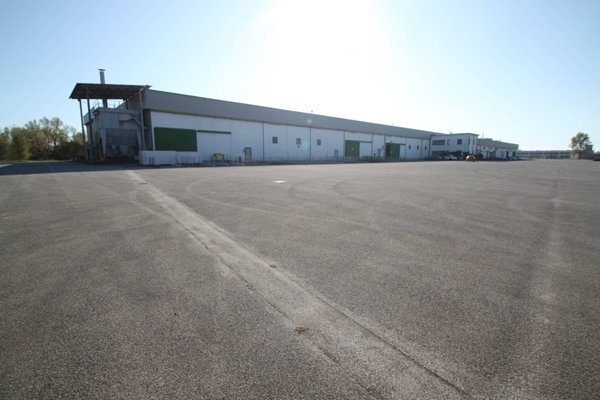 locale di sgombero in vendita a Villesse