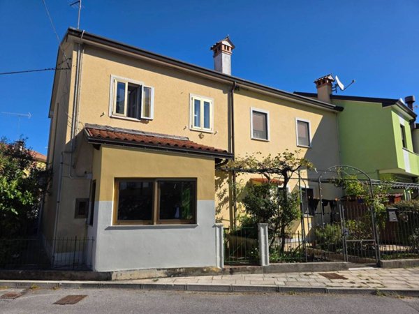 casa indipendente in vendita a Duino Aurisina in zona Villaggio del Pescatore