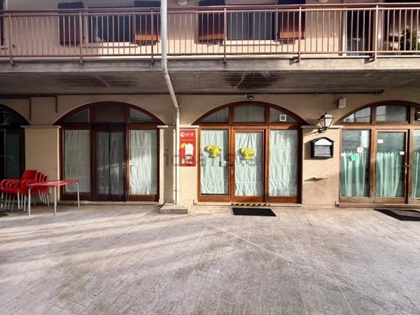 locale commerciale in vendita a Duino Aurisina in zona Sistiana